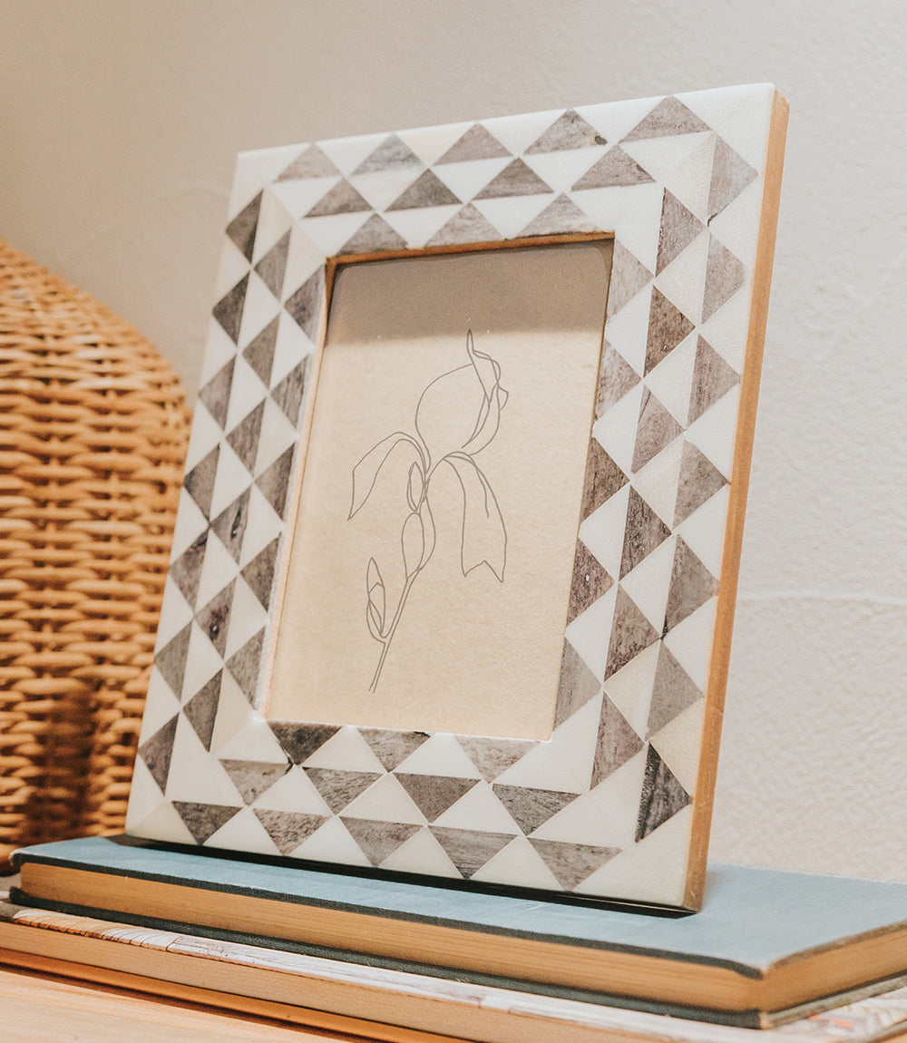 Varuna Gray & White Picture Frame (5x7)